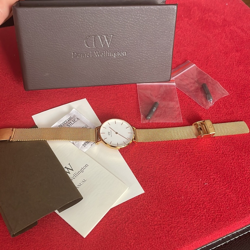 Authentic DW Gold Watch⏱⌚️⭐️ - Picture 9 of 16